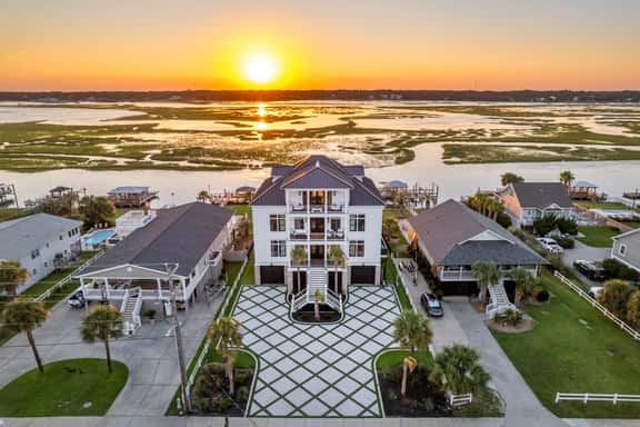 Best Of Both Worlds: Views, Pool, Location & Luxury - Image 1
