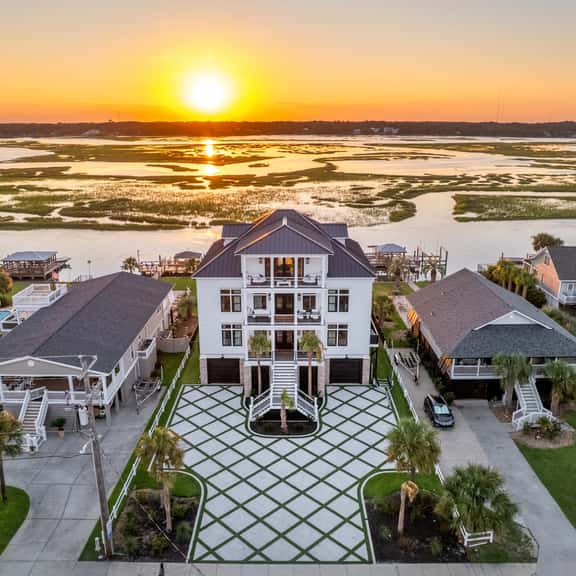Best Of Both Worlds: Views, Pool, Location & Luxury - Image 1