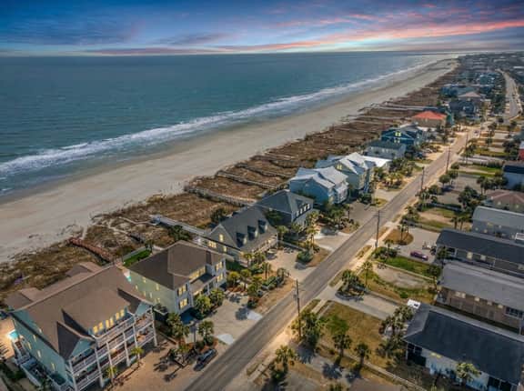 The Pressian: Oceanfront, Pool & Hot Tub - Image 2