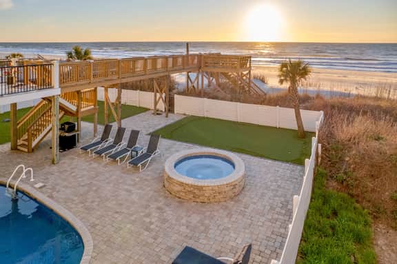 Ocean Breeze: Oceanfront Pool & Hot Tub - Image 2