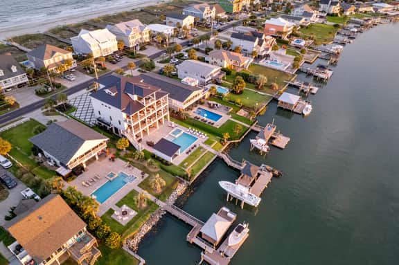 Best Of Both Worlds: Views, Pool, Location & Luxury - Image 2