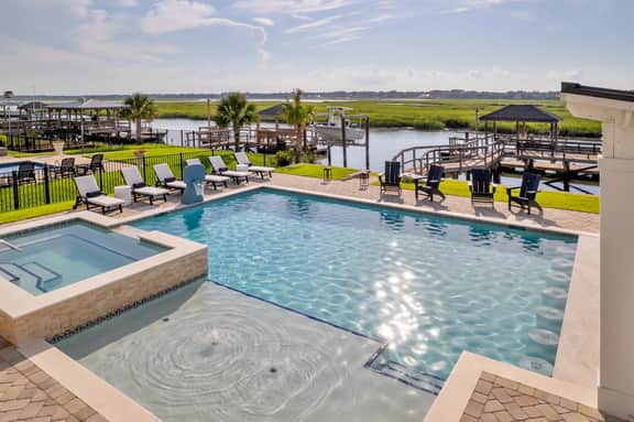 Best Of Both Worlds: Views, Pool, Location & Luxury - Image 3