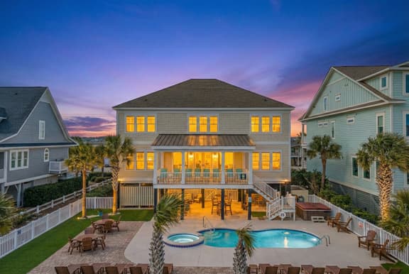 The Pressian: Oceanfront, Pool & Hot Tub - Image 1