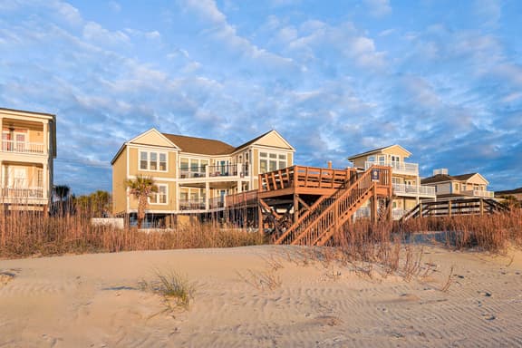 Ocean Breeze: Oceanfront Pool & Hot Tub - Image 1